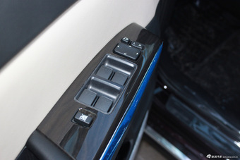 2015款马自达8到店实拍