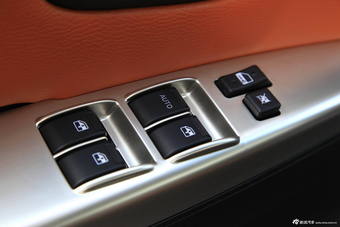 2015款黄海N2 2.8T四驱柴油至尊版