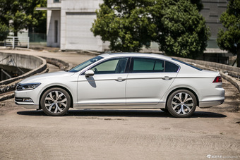 2017款迈腾2.0T自动380TSI DSG旗舰型