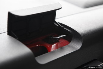2014款奔腾B70 2.0L自动豪华型红色