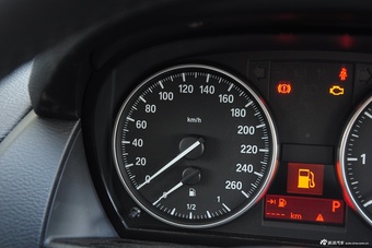 2015款宝马X1 sDrive18i时尚晋级版