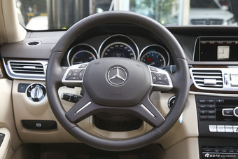 2015款奔驰E320L 3.0T自动4MATIC运动轿车
