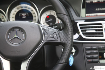 2015款奔驰E260L 2.0T自动豪华型运动轿车