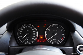 2015款宝马X1 sDrive18i时尚晋级版