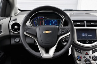 2014款爱唯欧三厢1.6L自动风尚型