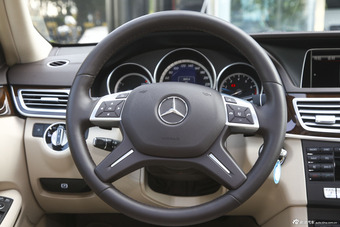 2015款奔驰E320L 3.0T自动4MATIC运动轿车