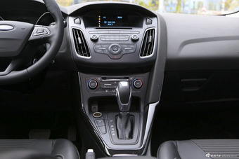 2015款福克斯三厢1.0T自动超能风尚型