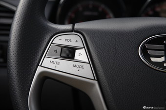 2014款奔腾B70 2.0L自动豪华型红色