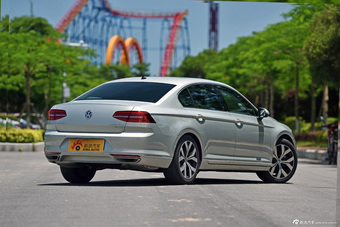 2017款迈腾2.0T自动380TSI DSG旗舰型