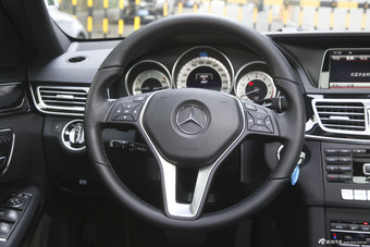 2015款奔驰E260L 2.0T自动豪华型运动轿车