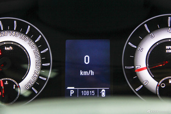 2015款荣威950 1.8T自动精英版