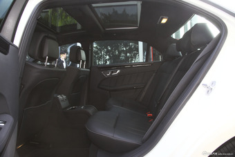 2015款奔驰E260L 2.0T自动豪华型运动轿车