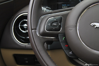 2015款捷豹XJL 2.0T两驱典雅商务版