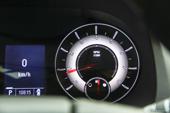 2015款荣威950 1.8T自动精英版