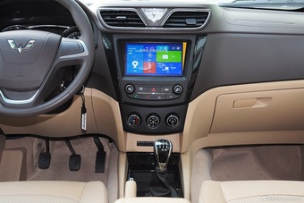 2015款五菱宏光S1 1.5L豪华型