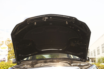 2015款奔驰E320L 3.0T自动4MATIC运动轿车