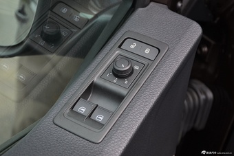 2016款凯路威2.0T自动四驱舒适版9座