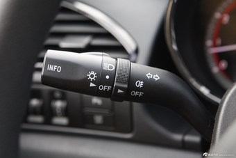 2014款奔腾B70 2.0L自动豪华型红色