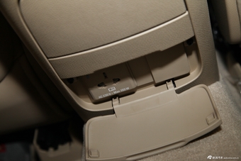 2012款荣威950 2.4L LUX豪华版