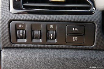 2014款奔腾B70 2.0L自动豪华型红色