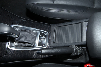 2013款东风雪铁龙C5 2.0L自动尊享型