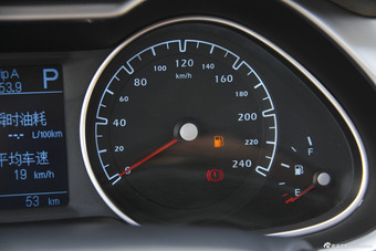 2014款海马汽车M8 2.0L自动豪华型