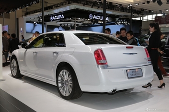 2014款克莱斯勒300C 3.0L自动卓越版
