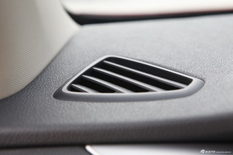 2014款奔腾B70 2.0L自动豪华型红色