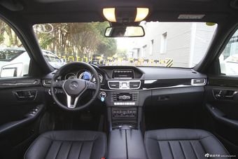 2015款奔驰E260L 2.0T自动豪华型运动轿车图片