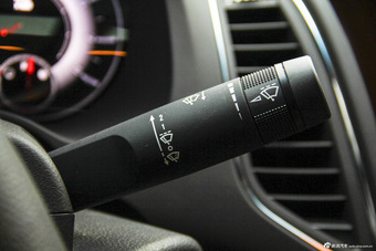 2015款荣威950 1.8T自动精英版