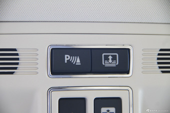 2015款捷豹XJL 2.0T两驱典雅商务版