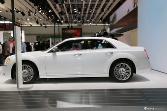 2014款克莱斯勒300C 3.0L自动卓越版