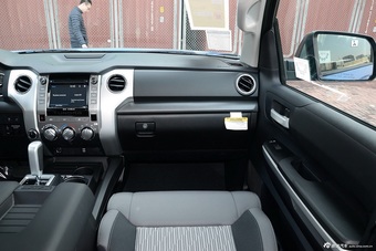 2016款坦途5.7L自动标准版