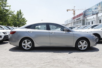 2014款奔腾B70 2.0L自动豪华型银色