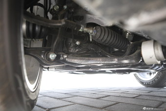 2014款奔腾B70 2.0L自动豪华型银色