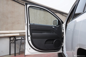 2015款指南者2.4L自动四驱舒适版