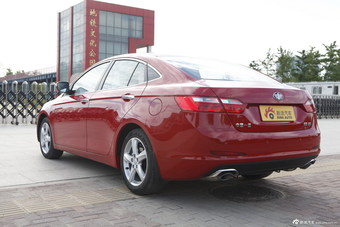 2014款奔腾B70 2.0L自动豪华型红色