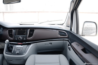 2016款瑞风M5 2.0T手动汽油商务版