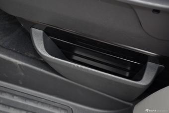 2016款凯路威2.0T自动四驱舒适版9座