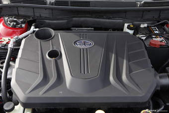 2014款奔腾B70 2.0L自动豪华型红色