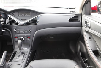 2014款奔腾B70 2.0L自动豪华型红色