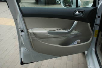 2013款东风标致408 2.0L自动舒适版图片