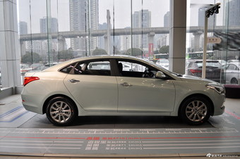 2013款名图1.8GLS自动智能型北极玉