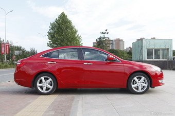 2014款奔腾B70 2.0L自动豪华型红色