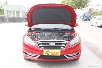 2014款奔腾B70 2.0L自动豪华型红色