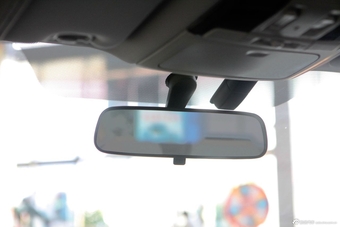 斯巴鲁新力狮内饰实拍图