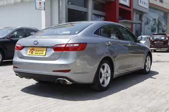 2014款奔腾B70 2.0L自动豪华型银色