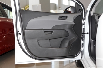 2013款爱唯欧三厢1.4SL自动时尚天窗版