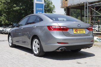 2014款奔腾B70 2.0L自动豪华型银色