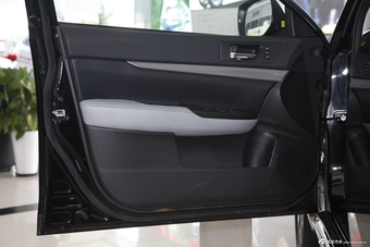 斯巴鲁新力狮内饰实拍图